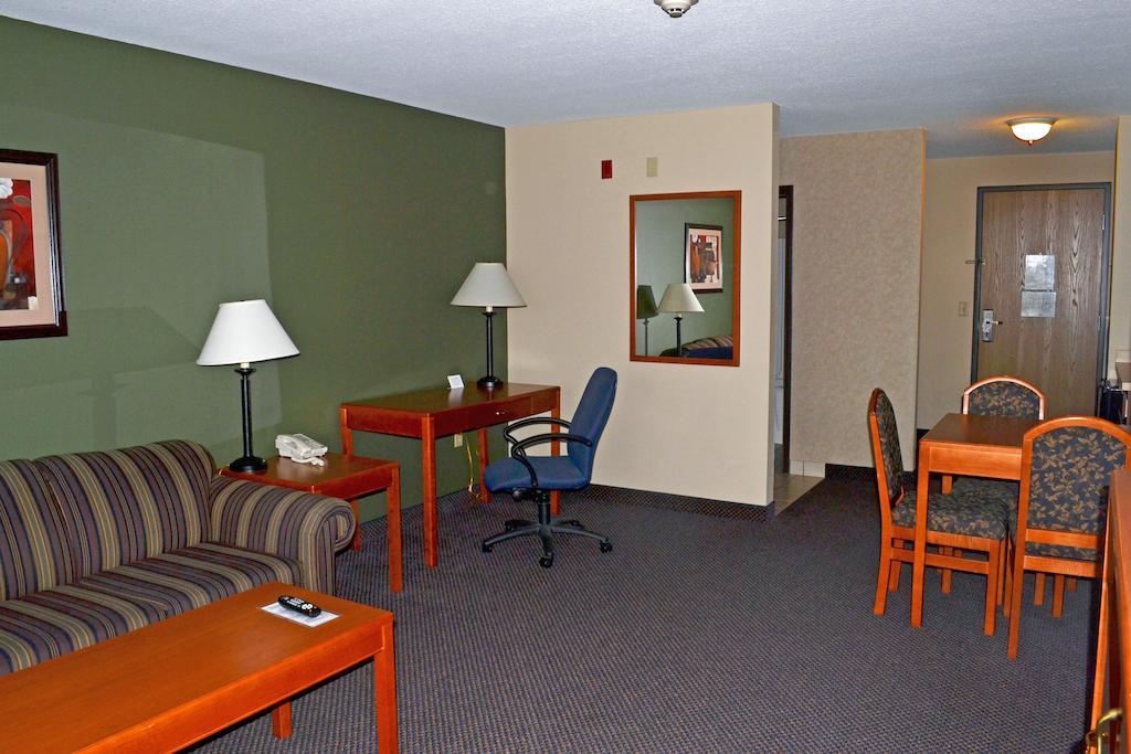 Paola Inn And Suites Oda fotoğraf